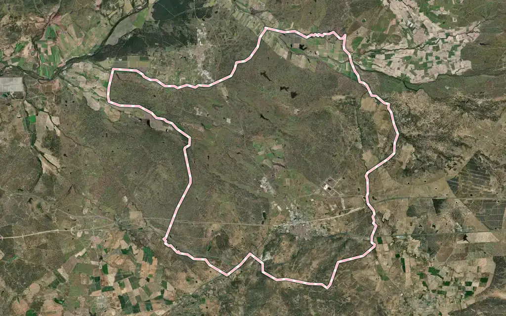 Vista satélite de Navalmoral de la Mata con su contorno administrativo