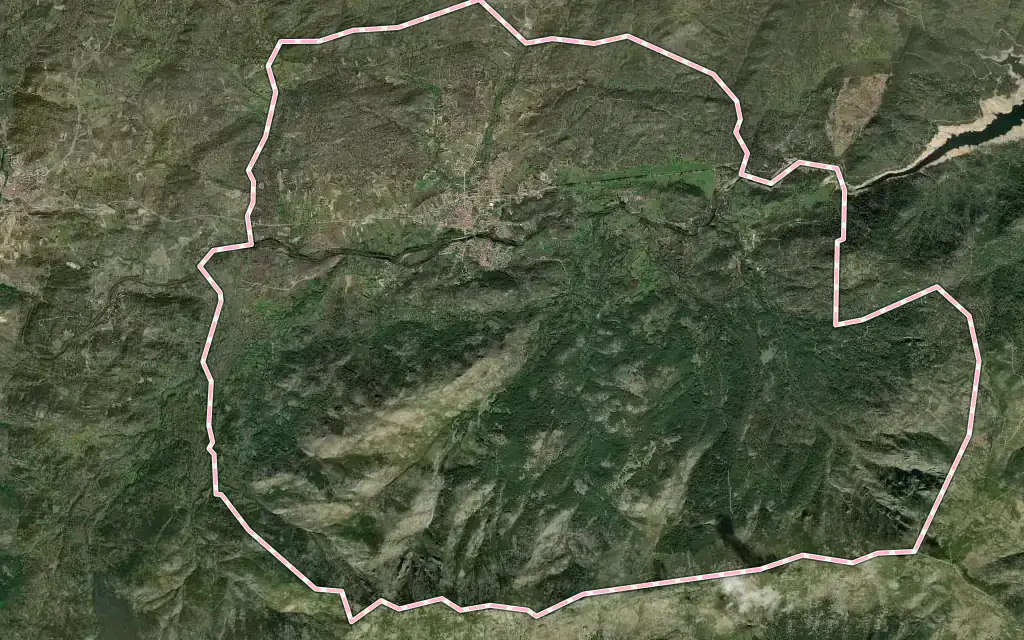 Vista satélite de Navaluenga con su contorno administrativo
