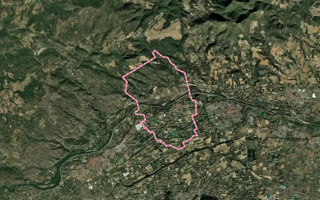 Vue satellite de Néfiach avec ses contours administratifs
