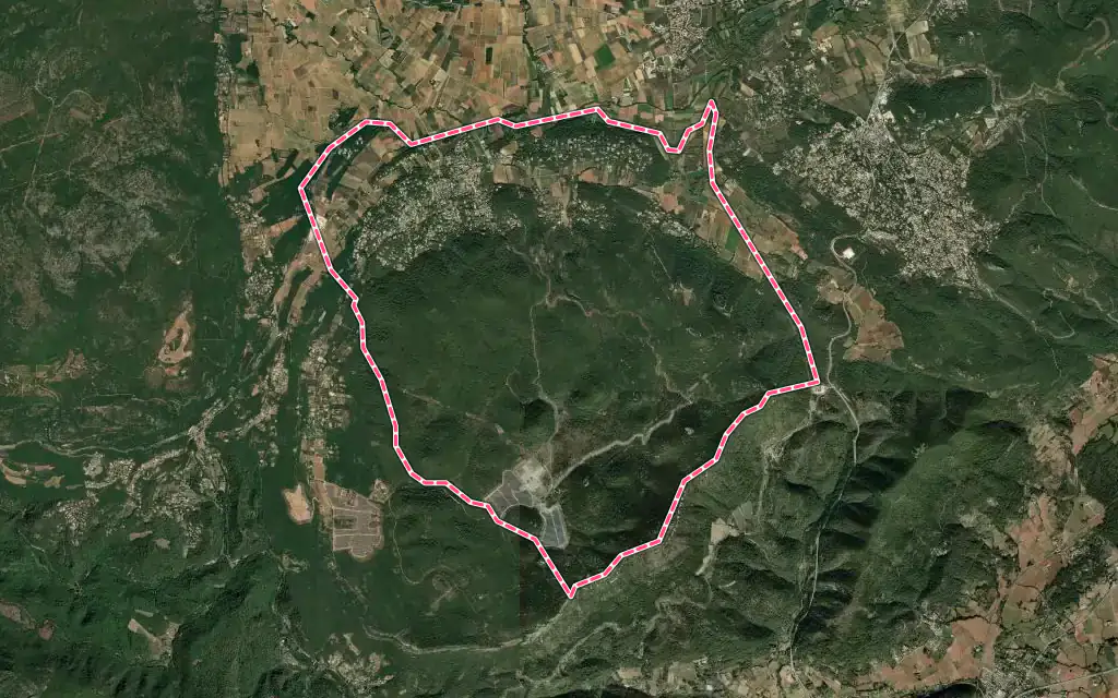 Vue satellite de Néoules avec ses contours administratifs