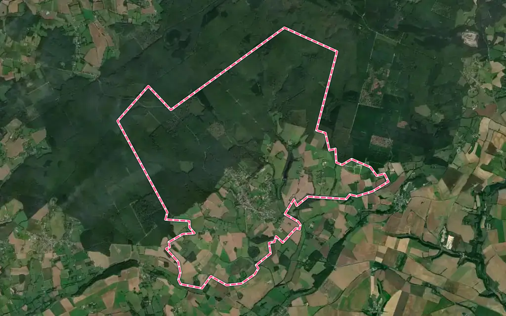 Vue satellite de Neufchâtel-en-Saosnois avec ses contours administratifs