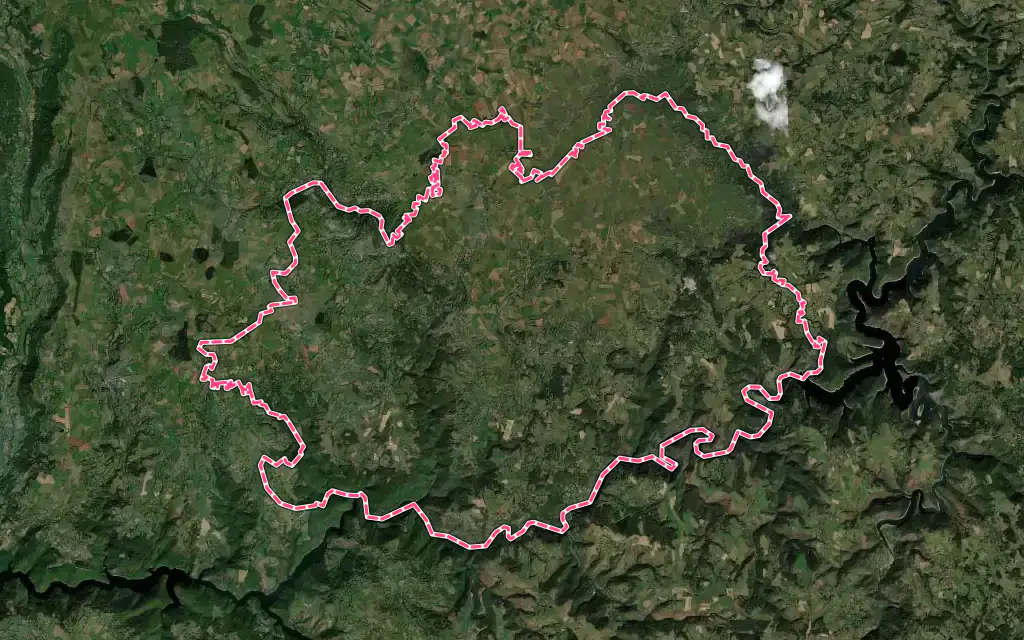 Vue satellite de Neuvéglise-sur-Truyère avec ses contours administratifs