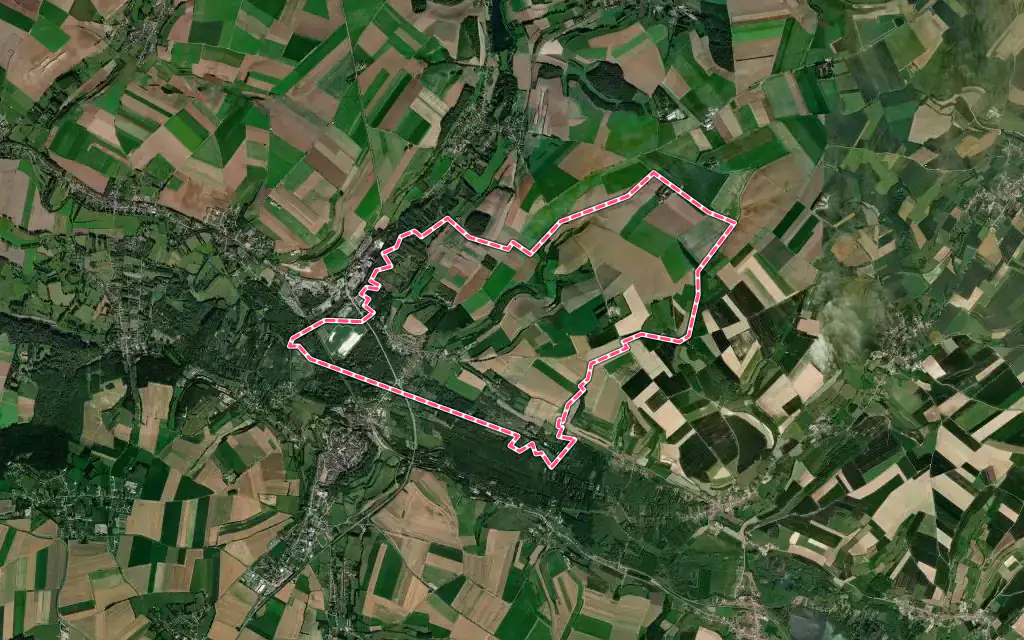 Vue satellite de Neuville-sous-Montreuil avec ses contours administratifs