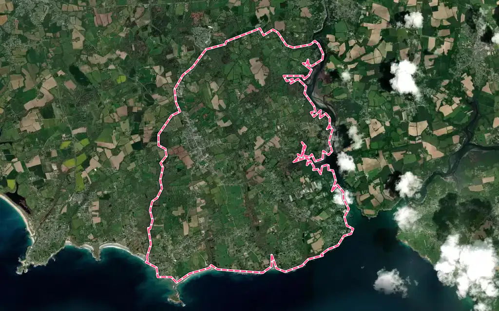 Vue satellite de Névez avec ses contours administratifs