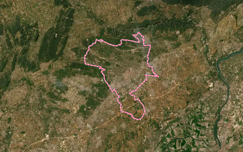 Vue satellite de Nîmes avec ses contours administratifs