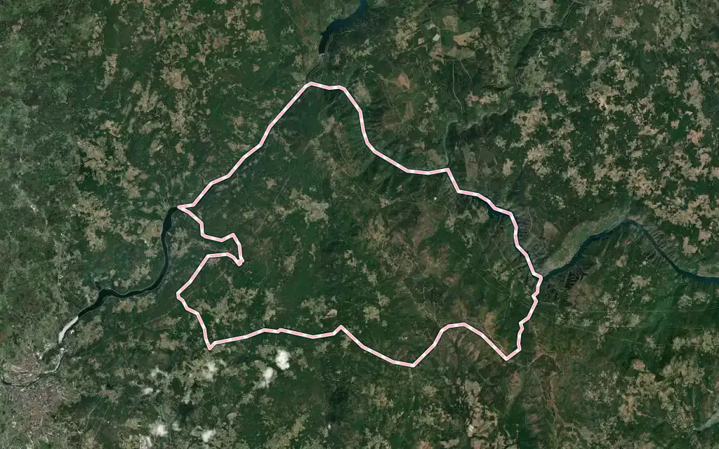 Vista satélite de Nogueira de Ramuín con su contorno administrativo