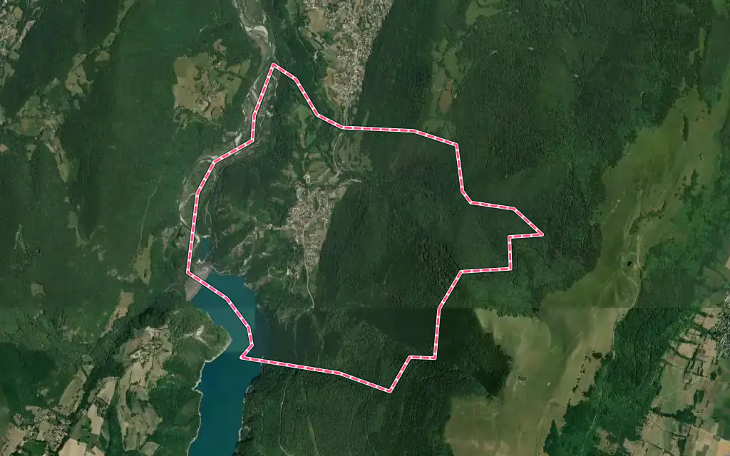 Vue satellite de Notre-Dame-de-Commiers avec ses contours administratifs