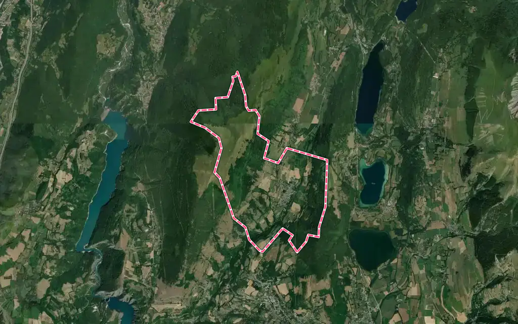 Vue satellite de Notre-Dame-de-Vaulx avec ses contours administratifs