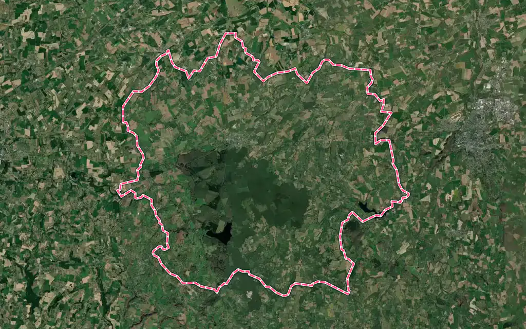Vue satellite de Noues de Sienne avec ses contours administratifs