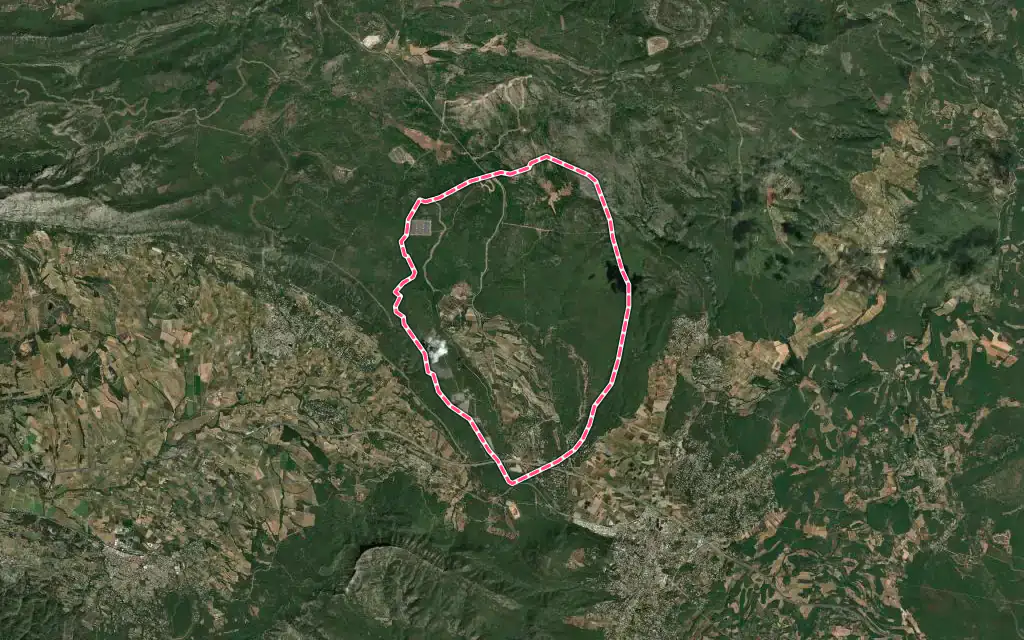 Vue satellite de Ollières avec ses contours administratifs