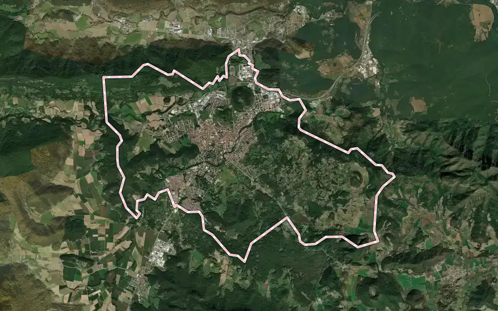 Vista satélite de Olot con su contorno administrativo