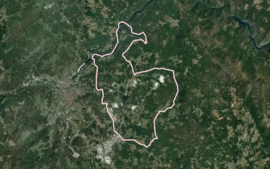 Vista satélite de O Pereiro de Aguiar con su contorno administrativo