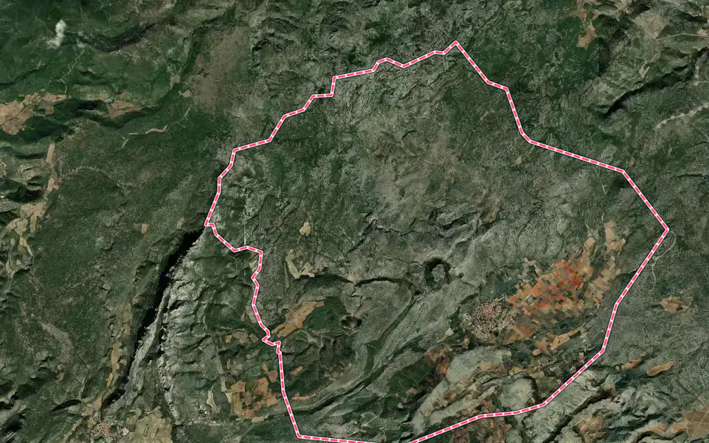 Vue satellite de Opoul-Périllos avec ses contours administratifs