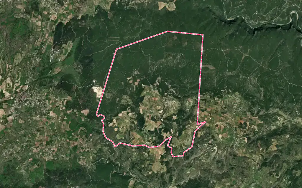 Vue satellite de Orgnac-l'Aven avec ses contours administratifs