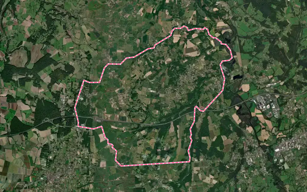 Vue satellite de Orléat avec ses contours administratifs