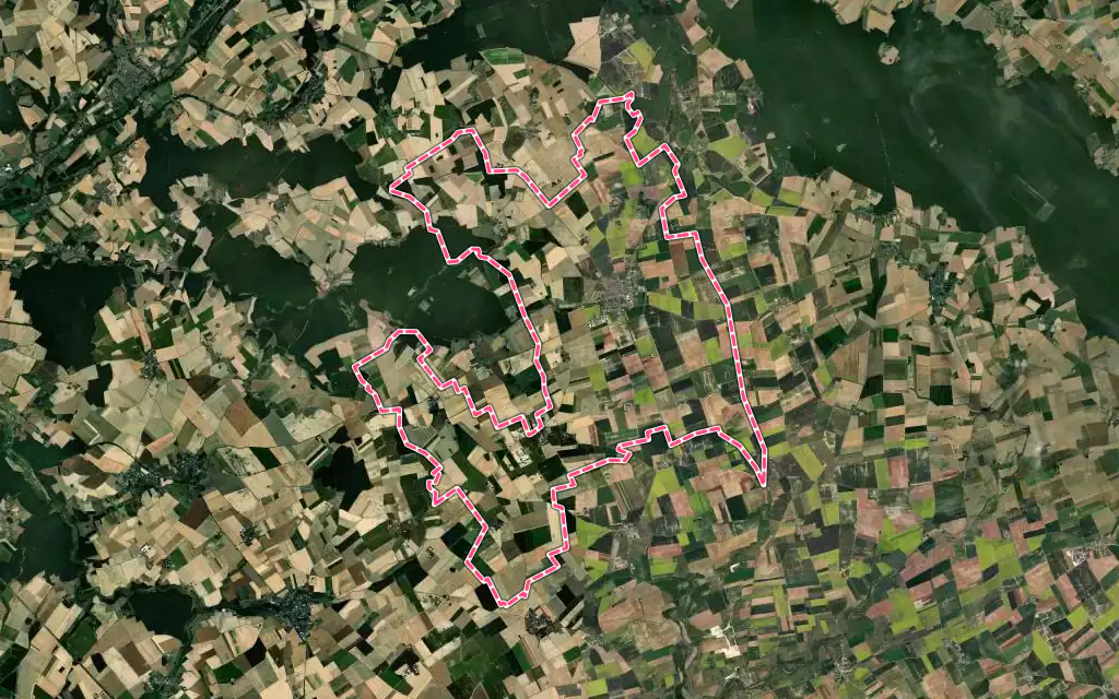 Vue satellite de Oucques La Nouvelle avec ses contours administratifs