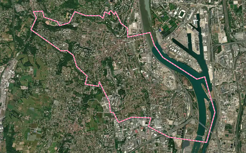 Vue satellite de Oullins avec ses contours administratifs