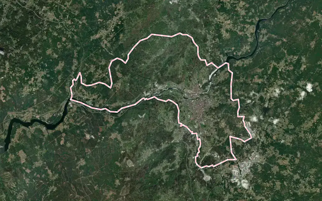 Vista satélite de Ourense con su contorno administrativo