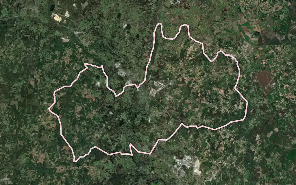 Vista satélite de Outeiro de Rei con su contorno administrativo
