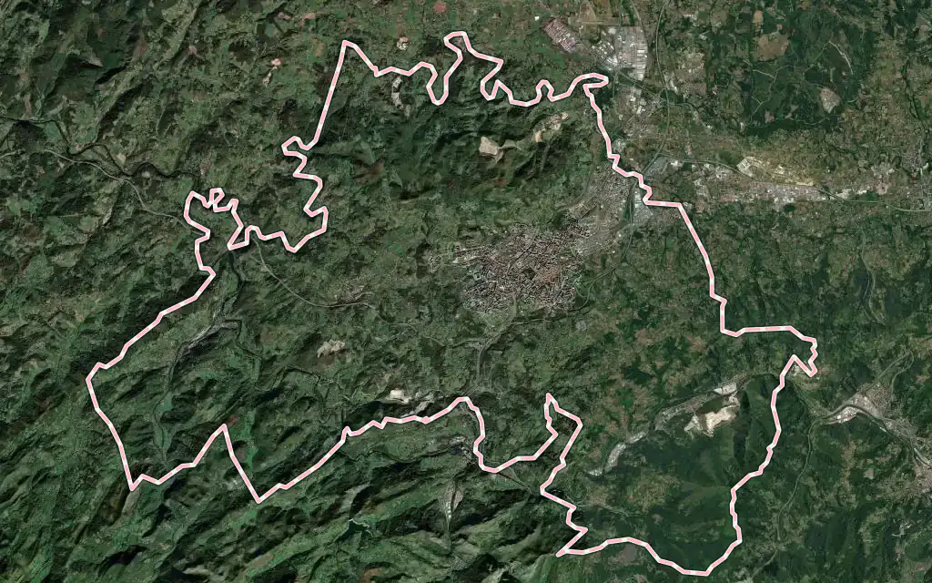 Vista satélite de Oviedo con su contorno administrativo