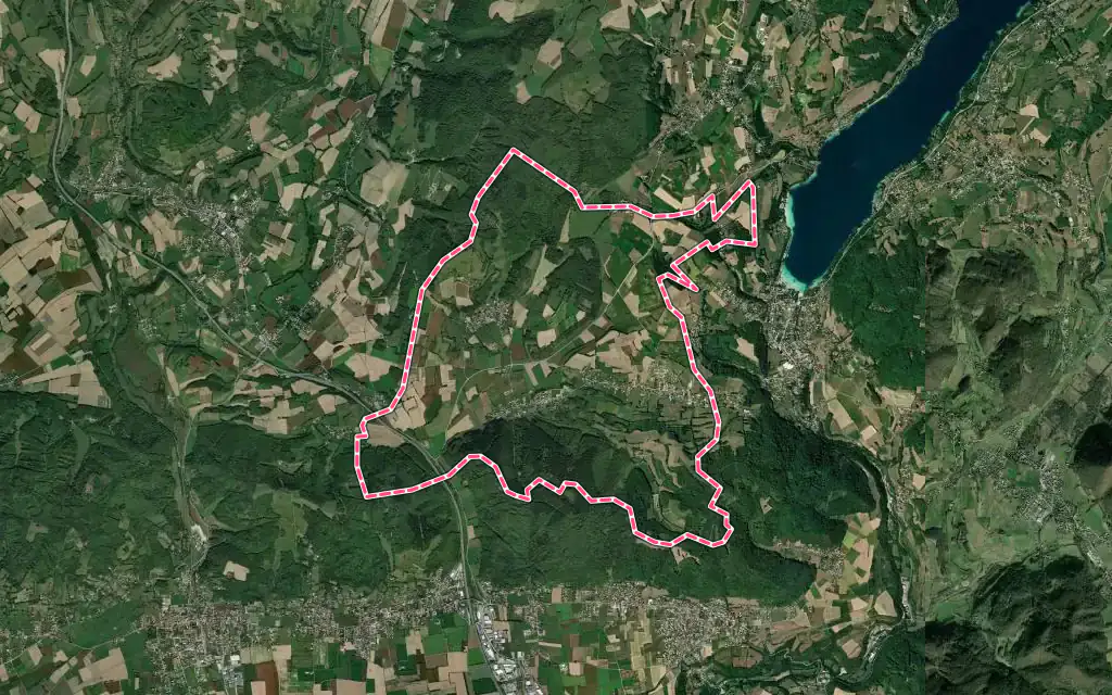Vue satellite de Oyeu avec ses contours administratifs