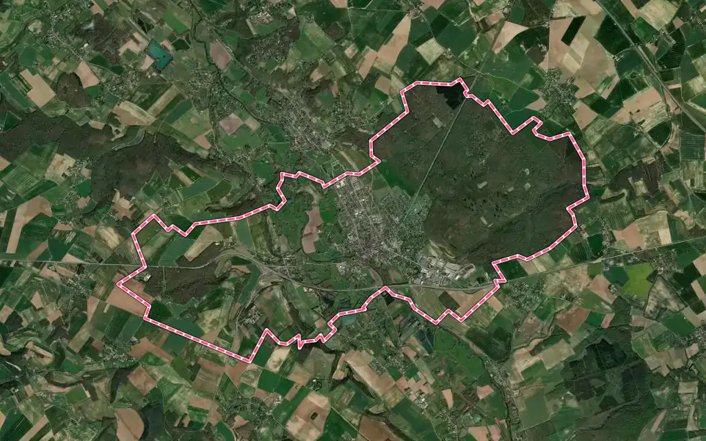 Vue satellite de Pacy-sur-Eure avec ses contours administratifs
