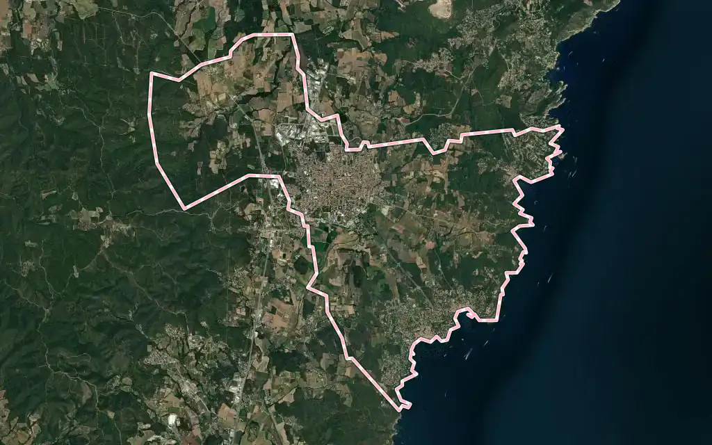 Vista satélite de Palafrugell con su contorno administrativo