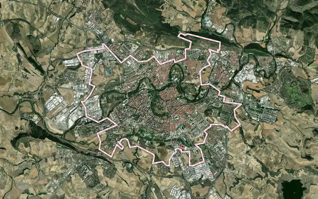 Vista satélite de Pamplona / Iruña con su contorno administrativo