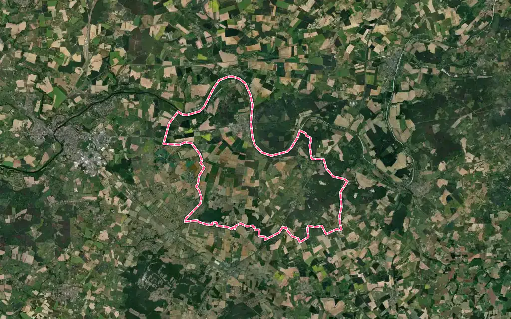 Vue satellite de Parcé-sur-Sarthe avec ses contours administratifs