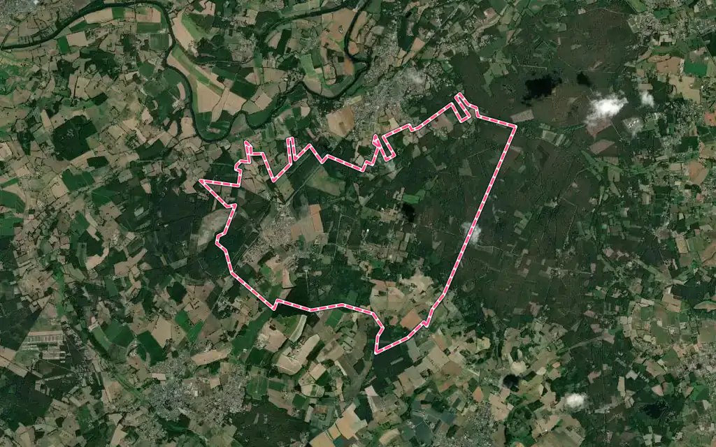 Vue satellite de Parigné-le-Pôlin avec ses contours administratifs