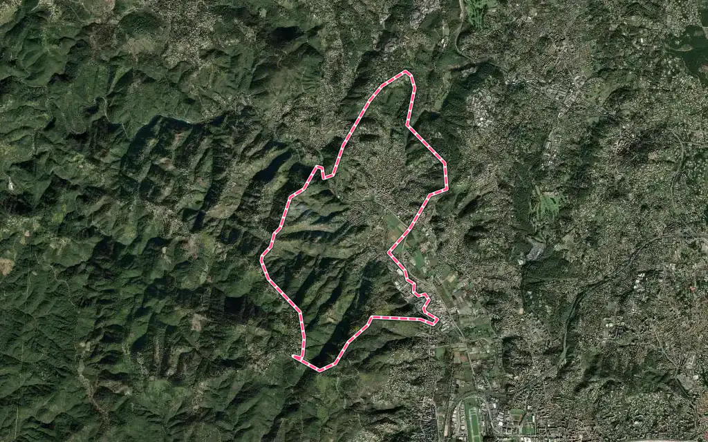 Vue satellite de Pégomas avec ses contours administratifs