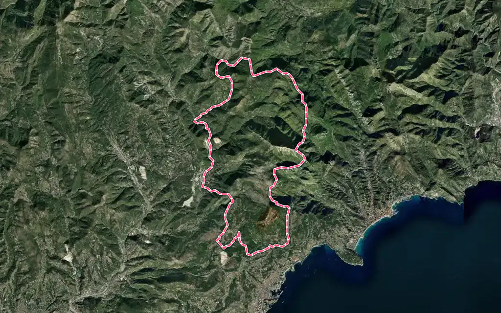 Vue satellite de Peille avec ses contours administratifs