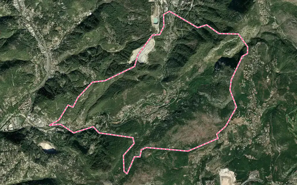 Vue satellite de Peillon avec ses contours administratifs