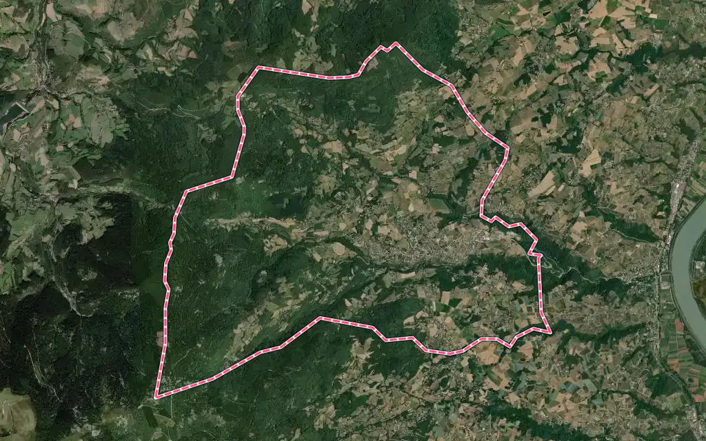 Vue satellite de Pélussin avec ses contours administratifs