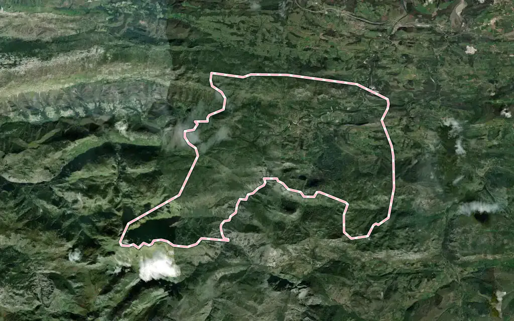 Vista satélite de Peñamellera Baja con su contorno administrativo