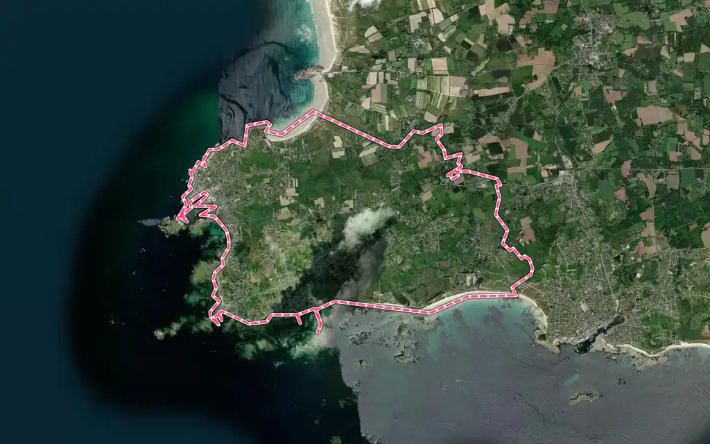 Vue satellite de Penmarch avec ses contours administratifs