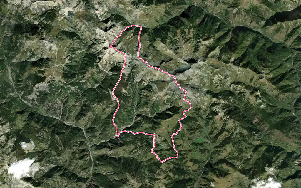 Vue satellite de Péone avec ses contours administratifs