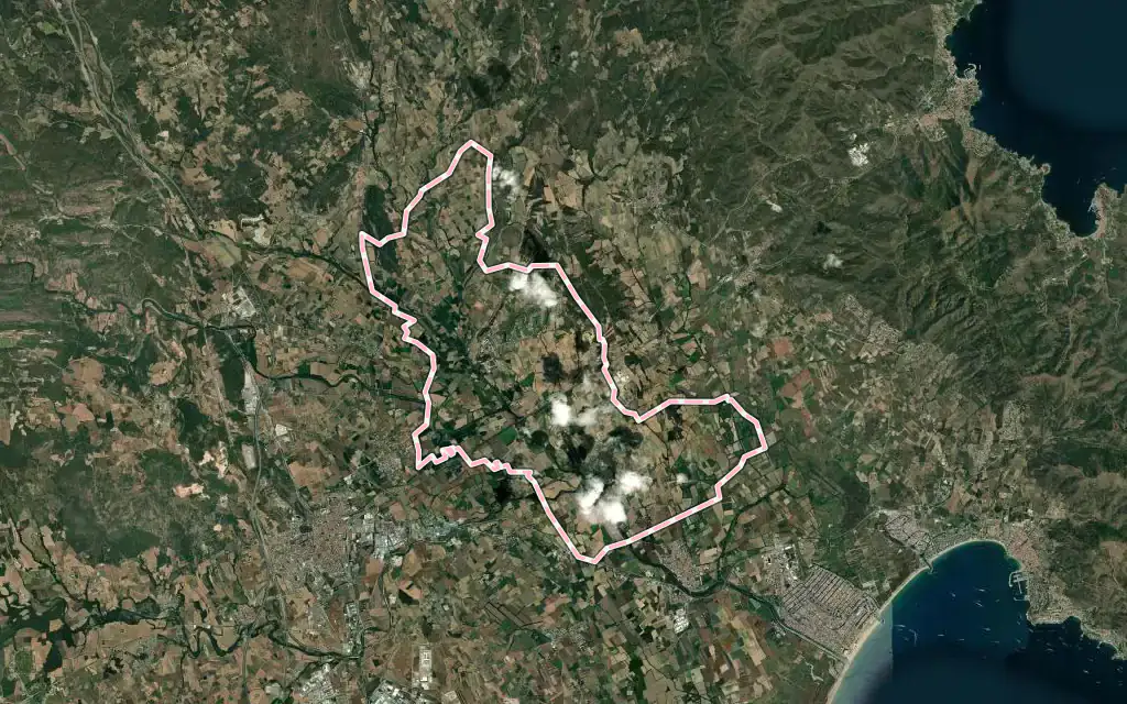 Vista satélite de Peralada con su contorno administrativo