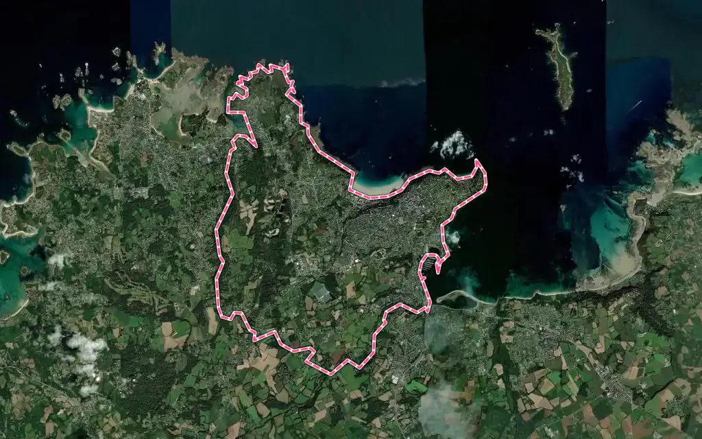 Vue satellite de Perros-Guirec avec ses contours administratifs