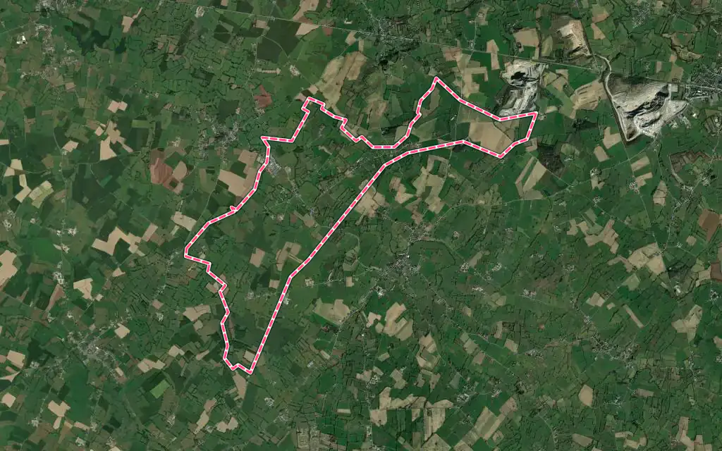 Vue satellite de Petit-Fayt avec ses contours administratifs