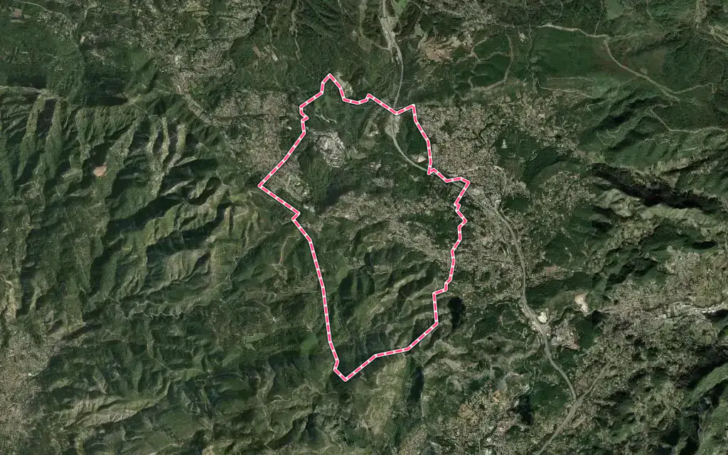 Vue satellite de Peypin avec ses contours administratifs