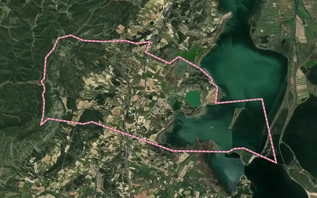 Vue satellite de Peyriac-de-Mer avec ses contours administratifs