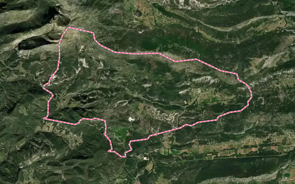 Vue satellite de Peyroules avec ses contours administratifs