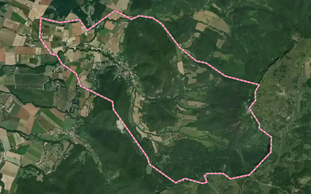 Vue satellite de Peyrus avec ses contours administratifs