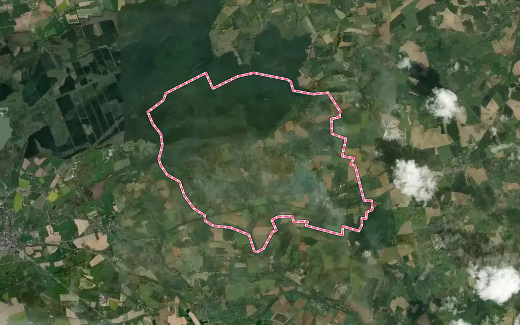 Vue satellite de Pezé-le-Robert avec ses contours administratifs