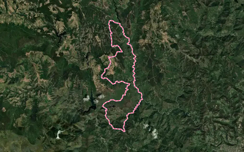 Vue satellite de Pied-de-Borne avec ses contours administratifs