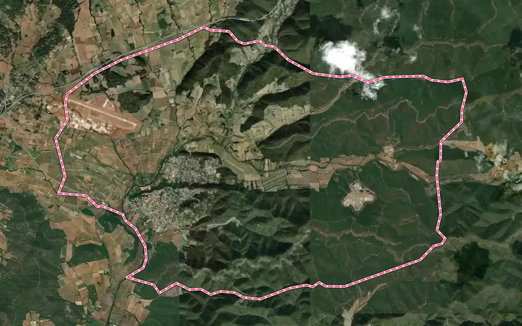 Vue satellite de Pierrefeu-du-Var avec ses contours administratifs