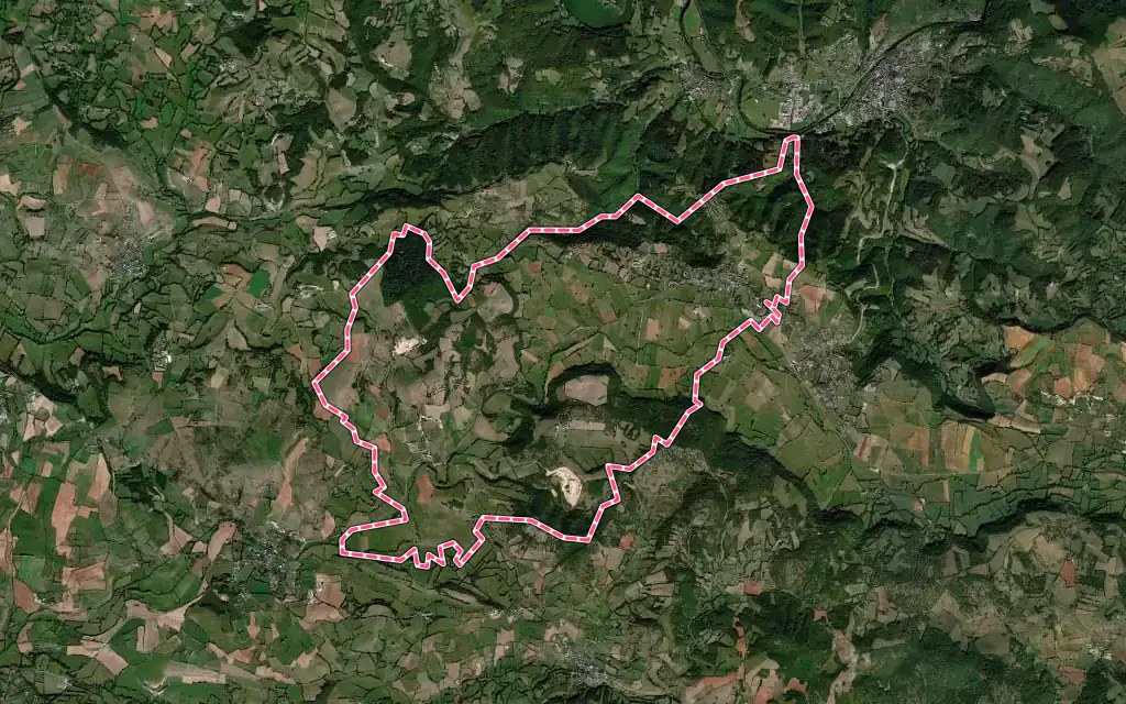 Vue satellite de Pierrefiche avec ses contours administratifs