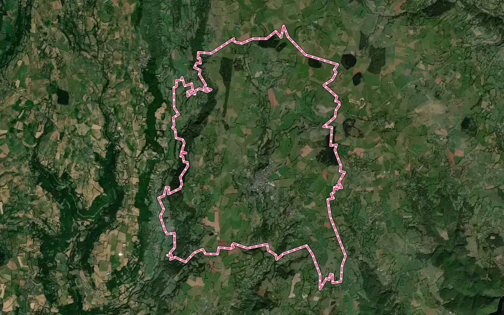 Vue satellite de Pierrefort avec ses contours administratifs