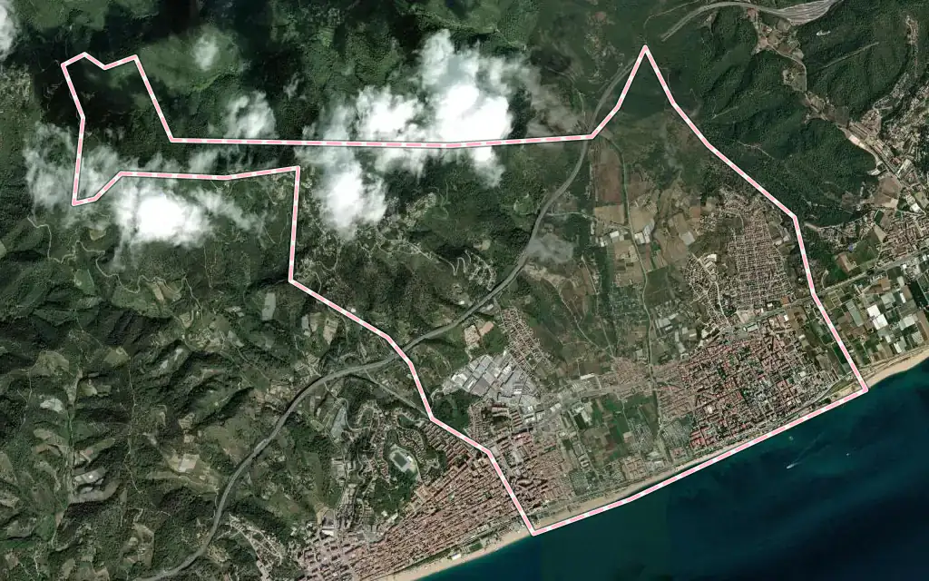 Vista satélite de Pineda de Mar con su contorno administrativo